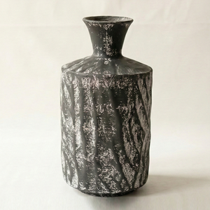 Vase à fleurs artisanal texturé noir, finition rustique noire avec des accents blancs vieillis pour une décoration intérieure moderne - Product Image 1