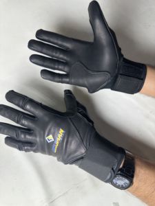 Gants de baseball en cuir noir personnalisés pour l'interieur de terrain, protection UV, imperméables, avec grip intégral sur la paume et sangle de poignet réglable - Product Image 4