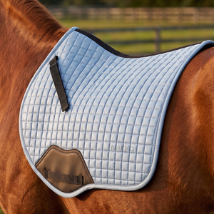 Tapis de selle carré Close Contact léger professionnel pour le saut d'obstacles et le dressage, équipement d'équitation en polyester, fournisseur en gros pour B2B - Product Image 1