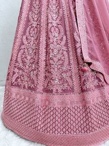 Ensemble Lehenga en Faux Georgette avec broderie de créateur, orné de miroirs et de diamants, accompagné d'un chemisier et d'un dupatta en Faux Georgette - Product Image 2