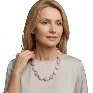 Collier en résine rose perlé, forme irrégulière, accessoire de mode tendance - Product Image 1