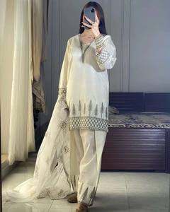 Traje pakistaní blanco bordado para mujer con dupatta – Conjunto de ropa étnica elegante - Product Image 1