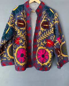 Impresionante Chaqueta Suzani Bordada en Algodón Indio TNT, Abrigo Artesanal para Mujer con Bordado a Mano Suave - Product Image 3