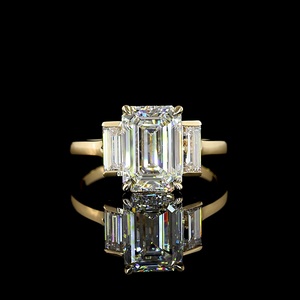 Bague classique en or 14 carats avec diamant de laboratoire taille émeraude certifié IGI 3 carats, bague de fiançailles à trois pierres avec diamants baguette sur les côtés - Product Image 1