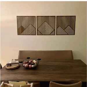 Ornement suspendu vertical en laiton finition premium, accent décoratif métallique ondulé, grand panneau décoratif de luxe pour salon - Product Image 1