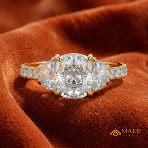 Bague de mariage de luxe en or 14 carats avec diamant taille coussin, pierres latérales ovales et bande d'accentuation pour femme - Product Image 1