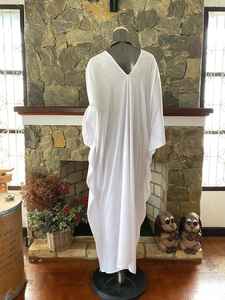 ชุดเดรสคาฟทันผ้าเรยอนสีขาว ไซส์ใหญ่ ทรงหลวม คอวี ดีไซน์หรูหราพลิ้วไหว เหมาะสำหรับใส่ไปเที่ยวพักผ่อนและชายหาด - Product Image 2