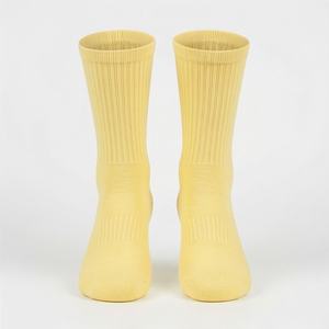 Chaussettes de sport en fibre de bambou respirantes, personnalisables avec logo brodé, pour basketball et football, couleur sur mesure, idéales pour la gym - Product Image 1