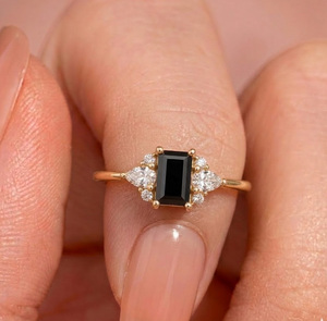 Bague de luxe plaquée or 14 carats avec diamant de laboratoire VVS1 taille baguette et trois pierres d'appoint, idéale pour la vente en gros, les mariages, les fiançailles et comme cadeau de bijouterie. - Product Image 1