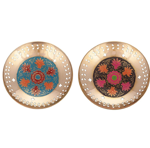 Élégante coupelle en laiton sur piétement, ornée de panneaux émaillés multicolores vibrants et de bords ondulés, disponible à prix de gros. - Product Image 5