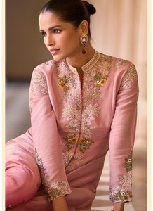 Traje Salwar Rosy de Diseñador Sayuri, Seda Cosmos con Estampado Digital y Bordado con Cuentas, Fabricante Mayorista de la India para Exportación - Product Image 3