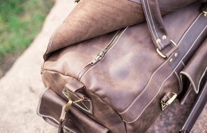 กระเป๋าหนังวินเทจแบบดัฟเฟิล กระเป๋าเดินทางสำหรับทุกเพศ พร้อมช่องใส่รองเท้าขนาดใหญ่ ปิดด้วยซิป และสายสะพายปรับได้ รุ่น LDB-0345 - Product Image 4