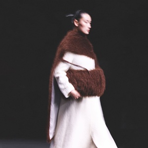 Abrigos Largos de Piel Sintética para Mujer con MOQ Bajo y ODM, Modelo ELLA de Doble Botonadura, Abrigo Grueso y Elegante para Mujer de WhiteAnt - Product Image 3