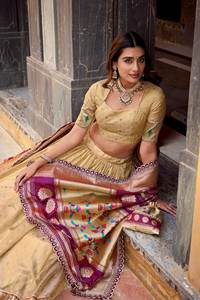 Ensemble de lehenga choli de style Banarasi Paithani exquis avec organza scintillant et sac Batwa de créateur - Product Image 3