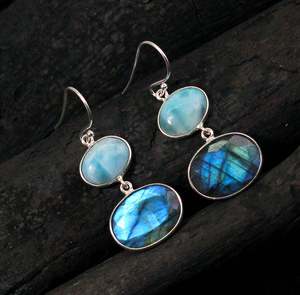 Boucles d'oreilles en pierres naturelles Larimar et Labradorite |   Boucles d'oreilles pendantes en argent sterling 925 |   Bijoux en pierres précieuses faits à la main pour femmes de luxe - Product Image 2