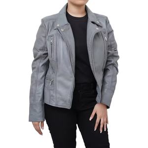 Protección para todo tipo de clima, ajuste a medida y bolsillos funcionales mezclados en esta elegante chaqueta de cuero genuino para mujer para cada atuendo - Product Image 3