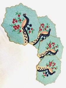 Set de table rond en tissu brodé à la main, motif paon oriental, avec bordure dorée et décor floral - Product Image 3