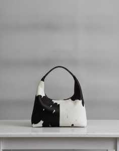 Sac hobo unisexe en cuir véritable à imprimé vache, poignée souple, fermeture éclair, style minimaliste, grande capacité, bandoulière arquée - Product Image 1