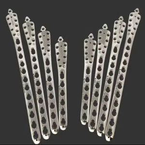 Implants orthopédiques de haute qualité 3,5 mm - Plaques tibiales distales (L4/R4) pour usage vétérinaire, lot de 8 pièces, approuvé CE - Product Image 1