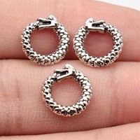 Amuleto de Serpiente Ouroboros Enrollada de 13x12mm en Aleación de Zinc Plateado Antiguo para Tiradores de Cremallera Góticos