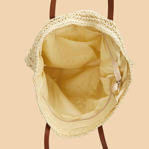 Descubre la esencia de las vacaciones con este precioso bolso de hilo natural diseñado con un cuerpo de malla abierta y asas de cuero marrón. - Product Image 3