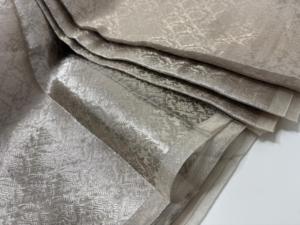 Tissu de soie brocart de couleur métallique avec de riches motifs tissés et une finition brillante, idéal pour les accessoires vestimentaires. - Product Image 3