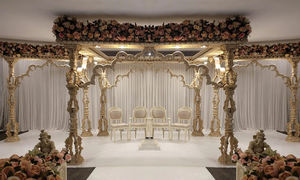 Mandap en bois sculpté professionnel et moderne pour mariages hindous, scène de mariage sur mesure sur le thème du grand château, paon traditionnel - Product Image 5