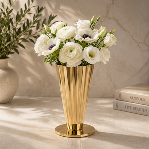 Vase à fleurs en métal cannelé avec finition dorée et silhouette haute pour une décoration élégante de centre de table. - Product Image 1