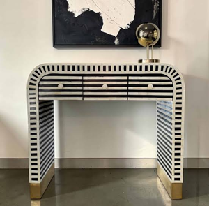 Una moderna mesa consola con incrustaciones de hueso marrón que muestra un patrón geométrico de mosaico, disponible a precios de mayorista. - Product Image 2
