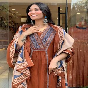 ชุดสูทผ้าฝ้ายแท้ทำมือ VASTRA COTTAGE พร้อมกางเกงและผ้าคลุมไหล่ พิมพ์ลายที่คอแบบแฮนด์เมด สวมใส่สบาย เหมาะสำหรับทุกวันและงานเทศกาล - Product Image 4