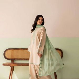 Kurti de Seda Romana Pura Bordada con Palazzo y Dupatta de Georgette Sintética con Lentejuelas, Traje de Diseño Étnico para Fiesta - Product Image 2