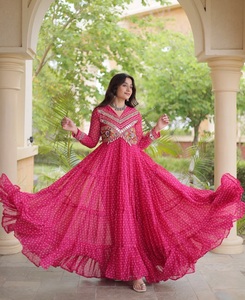 Robe Anarkali traditionnelle pour femmes, longue, rose, imprimé Bandhani, patchwork Kutchi, coupe ample, robe de festival indienne Navratri - Product Image 1