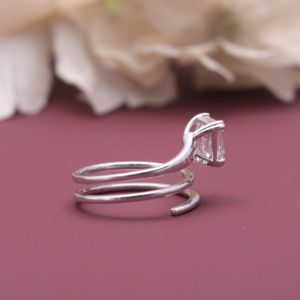 Bague de fiançailles solitaire moderne en or blanc/rose et or jaune 9 carats avec diamant Asscher cultivé en laboratoire certifié IGI, serti en spirale - Product Image 3