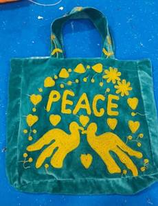 กระเป๋าโท้ทกำมะหยี่สีเขียวสั่งทำขายส่ง พร้อมลายปักตัวอักษร PEACE สีเหลือง รูปนกพิราบ หัวใจ และลายดอกไม้ - Product Image 3