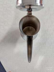 Una cafetera árabe tradicional de acero inoxidable, también conocida como Dallah, fabricada con metal duradero y apto para uso alimentario. - Product Image 2