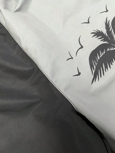 Short de plage bicolore pour hommes avec imprimé palmiers, séchage rapide, cordon de serrage à la taille, poches, gris et noir - Product Image 2