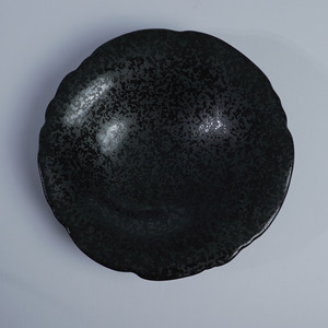 Plato de Porcelana con Borde Floral y Diseño de Vieiras Negras, para Servir la Cena, Ideal para Restaurantes, Cafeterías y Hogares - Product Image 1