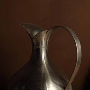 Pichet artisanal en acier inoxydable argenté, design classique, grande capacité, idéal pour la maison, les dîners et les fêtes, fabriqué en Inde - Product Image 3