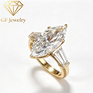 Anillo de compromiso y boda de oro amarillo de 14K con tres diamantes cultivados en laboratorio de corte marquesa y piedras laterales solitarias de baguette cónicas - Product Image 3