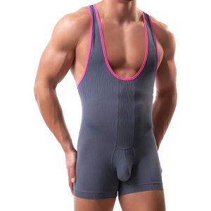 Débardeur de lutte gris pour homme avec bordure rose, en spandex et polyester, ajusté, pour l'entraînement aux arts martiaux - Product Image 1