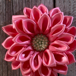 Broche de Flores con Patrón Rosa y Verde, Elegante Pin Floral para Ropa de Mujer, Accesorio de Moda con Pétalos de Tela Únicos - Product Image 6