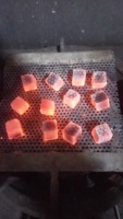 Les amateurs de barbecues et de fumoirs à chicha trouveront leur choix privilégié dans le charbon de bois en briquettes indonésien de qualité supérieure, provenant d'Indonésie.