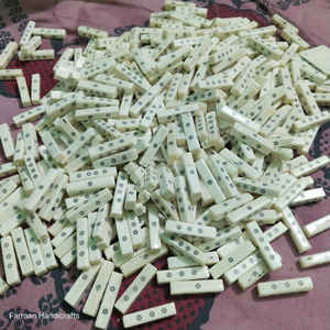 Dado de 4 caras hecho a mano con hueso de búfalo blanco, ecológico, accesorio de juego a precio económico - Product Image 2