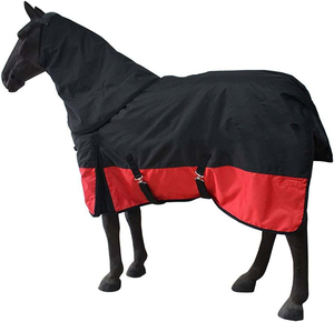 Manta impermeable para caballo con gran solapa para la cola y doble cierre en el pecho para uso en exteriores en todas las estaciones, color negro y rojo. - Product Image 1