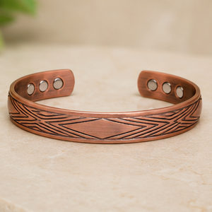 Auténtico Brazalete Magnético de Metal Puro con Grabado de Flecha, Joyería Metálica de Moda con Diseño Exquisito en Relieve - Product Image 1