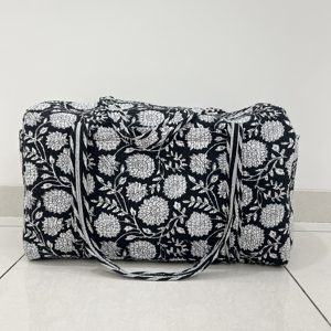 Sac de voyage matelassé noir à motifs floraux pour femmes, sac de week-end en coton fait main avec bandoulière, sac de sport léger et vintage tendance - Product Image 1