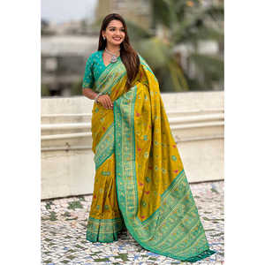 Sari Patola Leheriya en soie douce verte Mehandi tissée Zari Elite Weaves avec des tissages contrastés 700g pour robe de soirée - Product Image 1