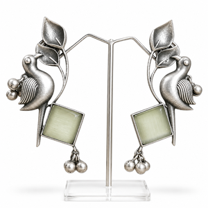 Boucles d'oreilles pendantes en laiton oxydé, style bohème, avec animaux incrustés, finition argent antique, pour femmes, fournisseur en gros, avec garantie commerciale |   Usine directe - Product Image 1