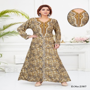 Kaftan en rayonne à imprimé numérique avec broderie élégante au niveau du col et travail Aari fait main – Jalabiya Mukhawar de qualité supérieure en gros - Product Image 3