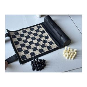 Jeu d'échecs vintage en cuir enroulable, plateau de jeu portable avec pochette intégrée, fabricant de jeux d'échecs en cuir de luxe sur mesure - Product Image 1